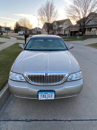 Great Car - Lincoln Town Car - cars & trucks - by owner - vehicle... for sale in URBANDALE, IA – photo 3