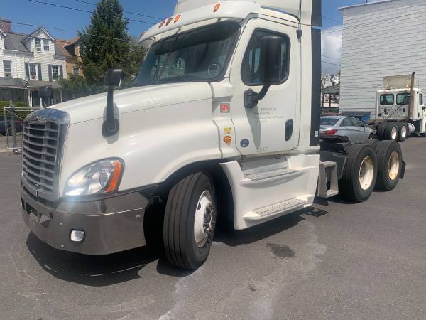 Great 2015 Freightliner cascadia , Inspected - - by for sale in Bethlehem, PA – photo 2