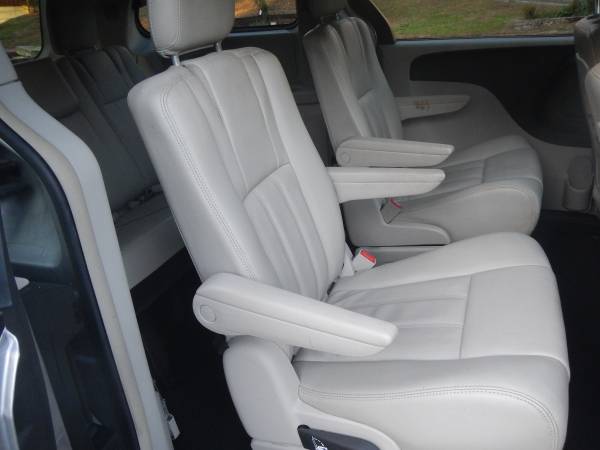 EXCELLENT 2013 CHRYSLER TOWN & COUNTRY FAMILY VAN ALL POPULAR... for sale in Ellijay, GA – photo 11