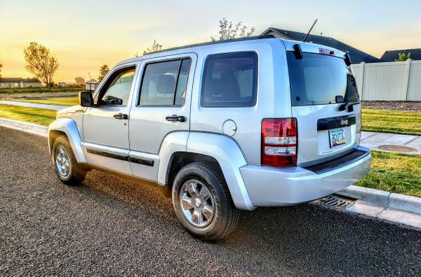 2011 JEEP LIBERTY SPORT - 85K MILES -CLEAN - cars & trucks - by... for sale in Nampa, ID – photo 2