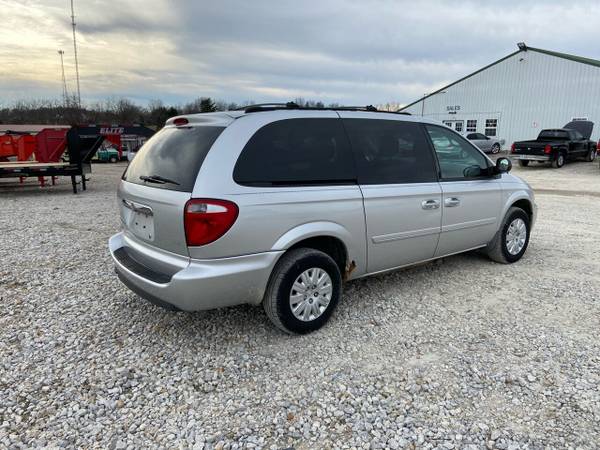 2006 CHRYSLER TOWN AND COUNTRY LX - - by dealer for sale in New Bloomfield, MO – photo 4