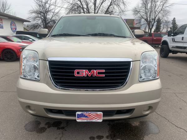 ★★★ 2012 GMC Yukon XL 2500 / 4x4 / 6.0L V8! ★★★ - cars & trucks - by... for sale in Grand Forks, ND – photo 3