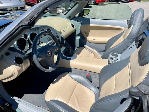 Look What Just Came In! A 2006 Pontiac Solstice with only for sale in South Windsor, CT – photo 19