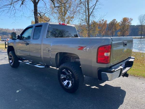 2008 Chevrolet Silverado 2500HD LIKE NEW! - cars & trucks - by... for sale in Forsyth, IA – photo 5