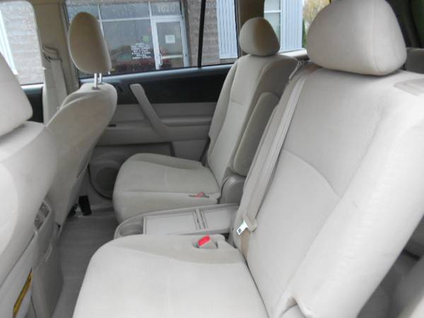 2010 Toyota Highlander Base - cars & trucks - by dealer - vehicle... for sale in Iowa City, IA – photo 10