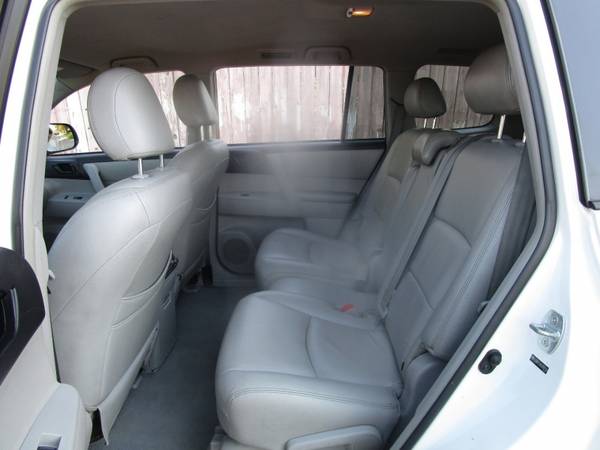 2010 Toyota Highlander 4WD - LEATHER SEATS - ROOF RAILS - RECENTLY... for sale in Sacramento , CA – photo 12