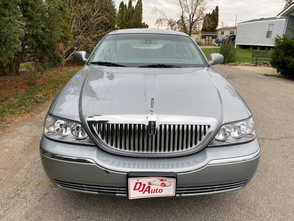 ONLY 105,000 MILES! 2006 LINCOLN TOWN CAR SIGNATURE SERIES LEATHER -... for sale in Cedar Rapids, IA – photo 2