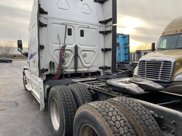 FREIGHTLINER CASCADIA (NEW ENGINE,TRANSMISSION,CLUTH AND TURBO ) -... for sale in Libertyville, IL – photo 4