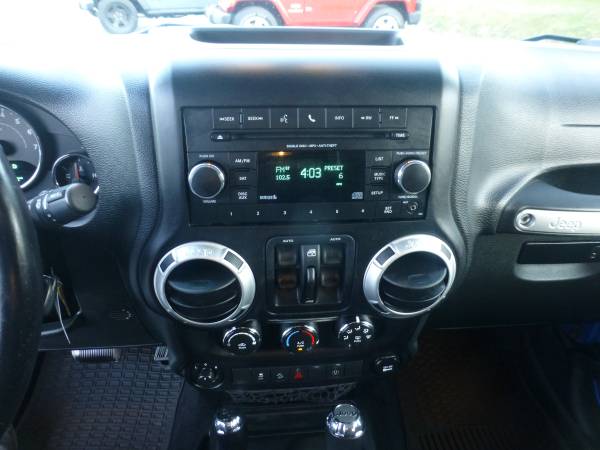 2015 JEEP WRANGLER SAHARA UNLIMITED - ONLY 82K MILES - EXTRA CLEAN!... for sale in Millbury, MA – photo 12
