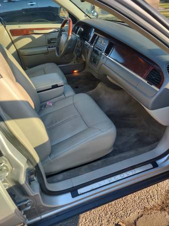 2009 LINCOLN TOWN CAR SIGNATURE - cars & trucks - by owner - vehicle... for sale in Chicago, IL – photo 9
