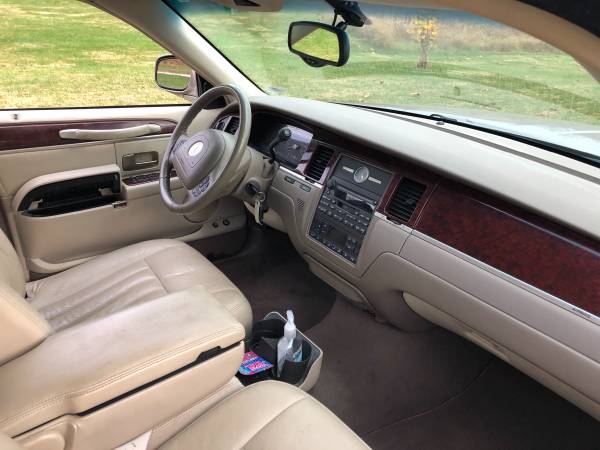 Lincoln town car. 2003 - cars & trucks - by owner - vehicle... for sale in New London, MO – photo 3