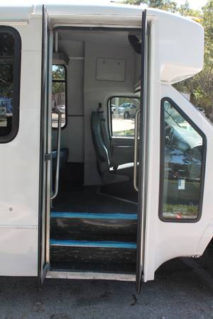 2003 Bus Glaval Ford Gas/Non-CDL/ 14 passenger for sale in Pompano Beach, FL – photo 6
