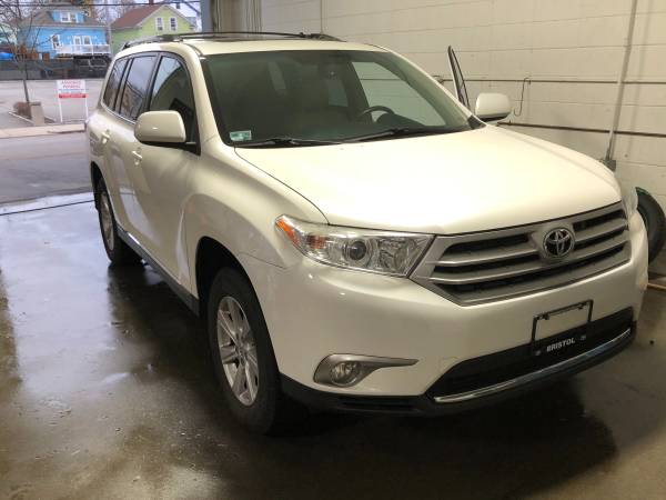 toyota highlander 2011 AWD - cars & trucks - by owner - vehicle... for sale in Cranston, RI – photo 3