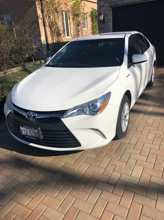 2017 Toyota Camry Hybrid LE - cars & trucks - by owner - vehicle... for sale in Lincolnwood, IL – photo 2