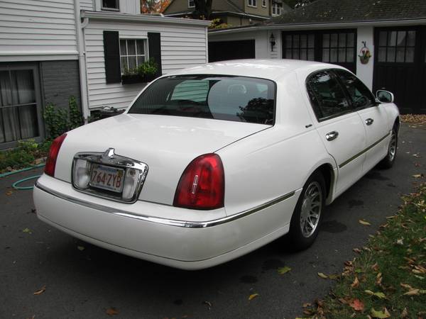 2000 Lincoln Town Car Signature - cars & trucks - by owner - vehicle... for sale in North Attleboro, MA – photo 4