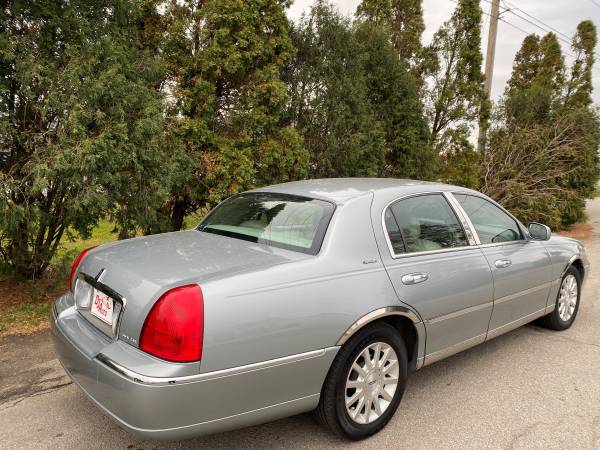 ONLY 105,000 MILES! 2006 LINCOLN TOWN CAR SIGNATURE SERIES LEATHER -... for sale in Cedar Rapids, IA – photo 6