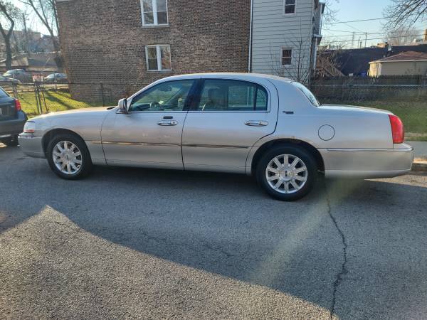 2009 LINCOLN TOWN CAR SIGNATURE - cars & trucks - by owner - vehicle... for sale in Chicago, IL – photo 4