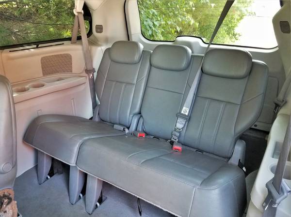 2008 Chrysler Town & Country Touring, 168K, Leather, DVD, 3rd Row, Cam for sale in Belmont, ME – photo 13