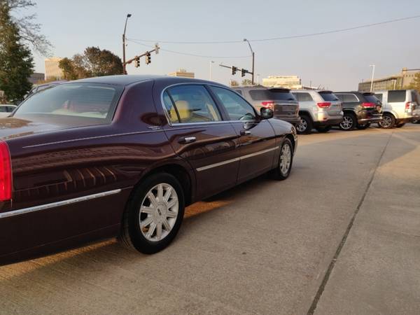 2006 LINCOLN TOWN CAR SIGNATURE LIMITED - cars & trucks - by dealer... for sale in Cedar Rapids, IA – photo 11