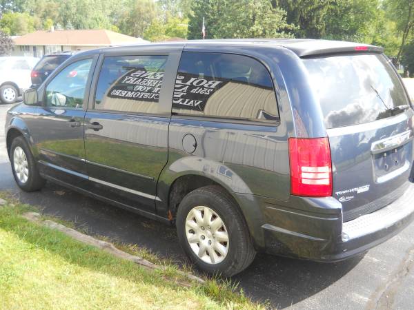 2008 Chrysler town & Country LX Mini Van for sale in Hortonville, WI – photo 4