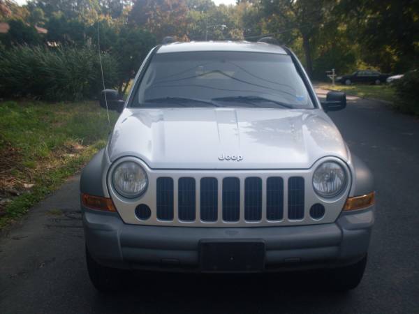 2005 JEEP LIBERTY LOOKS NICE RUNS 100% - cars & trucks - by owner -... for sale in Ocean Beach, NY – photo 2