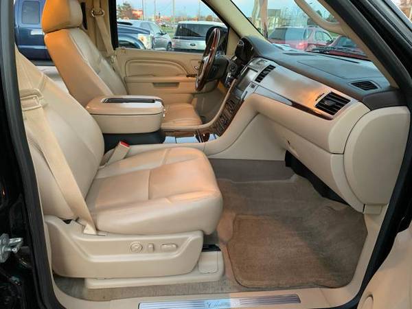 2014 Cadillac Escalade AWD 4dr Luxury - cars & trucks - by dealer -... for sale in Flint, MI – photo 16