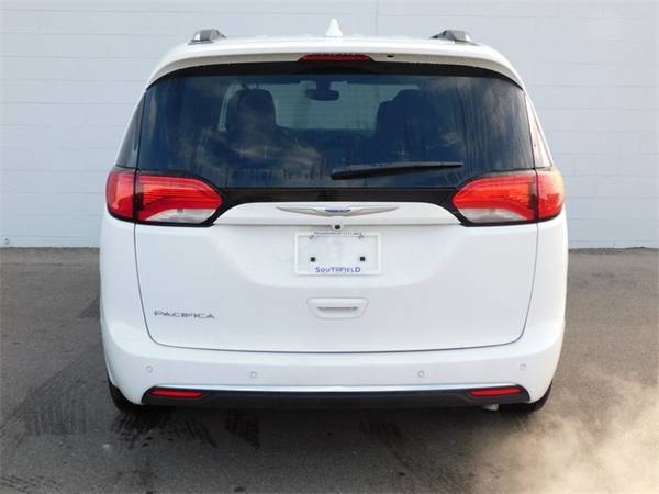 2018 Chrysler Pacifica Touring L Plus mini-van - BAD CREDIT OK! for sale in Southfield, MI – photo 4