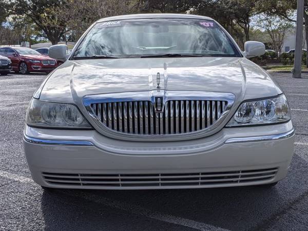 2007 Lincoln Town Car Signature SKU:7Y601550 Sedan - cars & trucks -... for sale in Clearwater, FL – photo 2