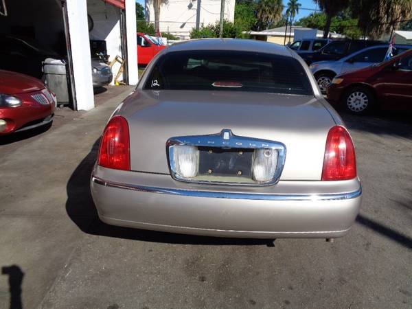 1999 Lincoln Town Car 4dr Sdn Signature - ELDERLY OWNED, GARAGED KEPT for sale in Fort Lauderdale, FL – photo 5