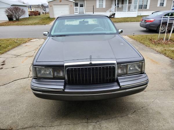 1991 Lincoln Town Car - cars & trucks - by owner - vehicle... for sale in Portage, IL – photo 2