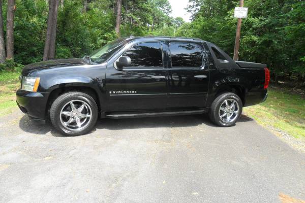 07 Chevrolet Avalanche, road ready, clean and only 156k mi. ! for sale in North Little Rock, AR