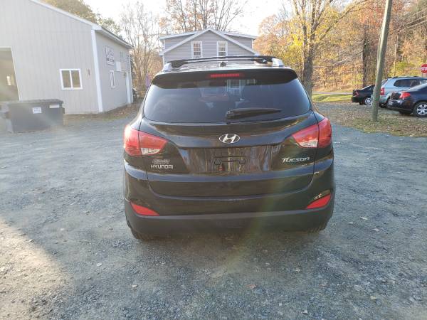 2011 HYUNDAI TUCSON FWD VERY CLEAN NO RUST - cars & trucks - by... for sale in Wynantskill, NY – photo 6