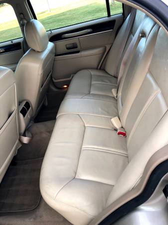 2009 Lincoln Signature Town Car - cars & trucks - by owner - vehicle... for sale in Fond Du Lac, WI – photo 8