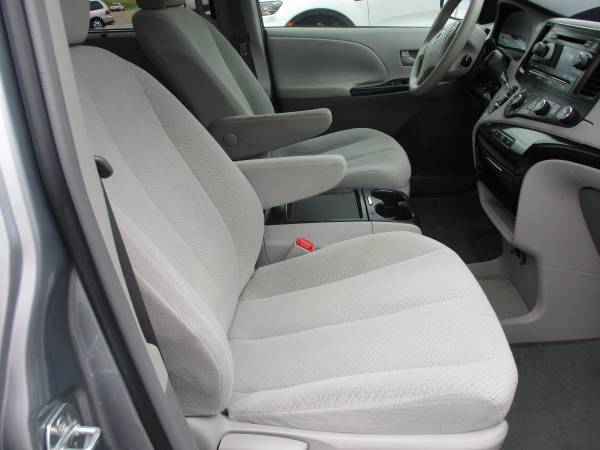 2011 Toyota Sienna - - by dealer - vehicle automotive for sale in Mc Kenzie, TN – photo 4