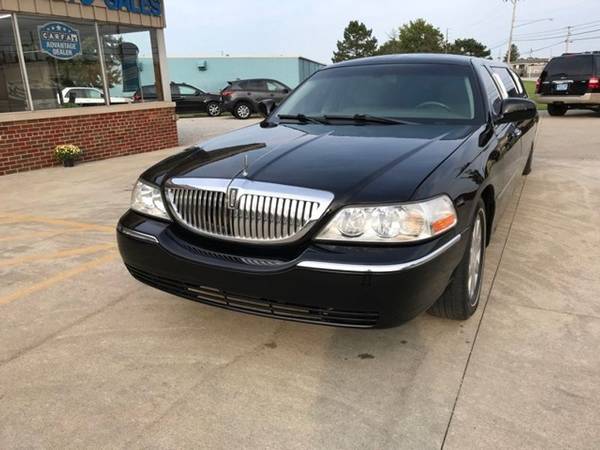 2003 *Lincoln* *Town* *Car* *Executive* - cars & trucks - by dealer... for sale in Medina, OH – photo 3