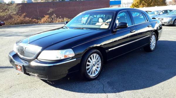 2004 Lincoln Town Car Ultimate 4dr Sedan - SUPER CLEAN! WELL... for sale in Wakefield, MA – photo 2