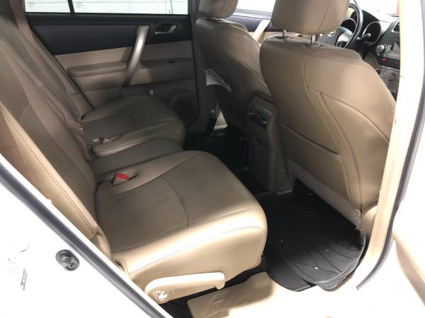 toyota highlander 2011 AWD - cars & trucks - by owner - vehicle... for sale in Cranston, RI – photo 5