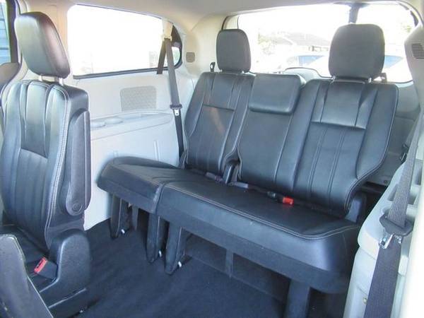 Loaded Chrysler Town and Coutry - cars & trucks - by owner - vehicle... for sale in Chesapeake , VA