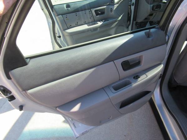 2003 Ford Taurus SES Deluxe 4dr Sedan - - by dealer for sale in Bloomington, IL – photo 20
