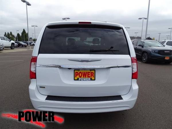 2016 Chrysler Town & Country Touring Minivan, Passenger for sale in Salem, OR – photo 4