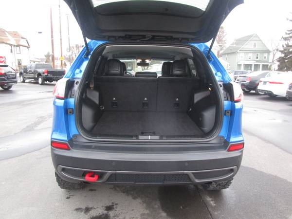2019 JEEP CHEROKEE TRAILHAWK - CLEAN CAR FAX - BACK UP CAMERA - 4x4 for sale in Moosic, PA – photo 17