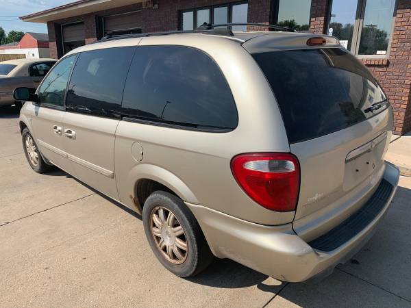 2005 Chrysler Town & Country for sale in Lincoln, NE – photo 2