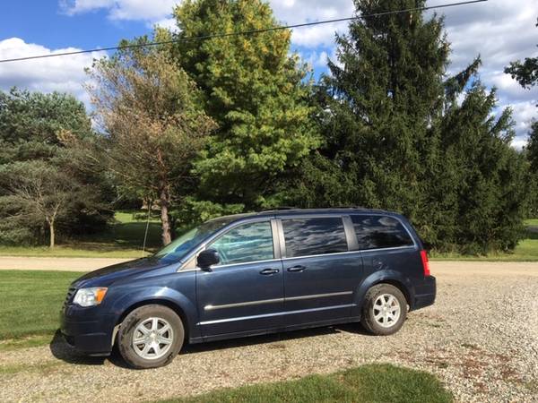 2009 Chrysler Town and Country Touring Mini-Van for sale in Milford, MI – photo 13