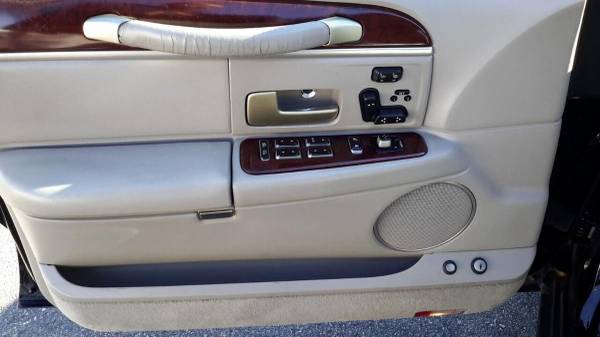 2004 Lincoln Town Car Ultimate 4dr Sedan - SUPER CLEAN! WELL... for sale in Wakefield, MA – photo 14