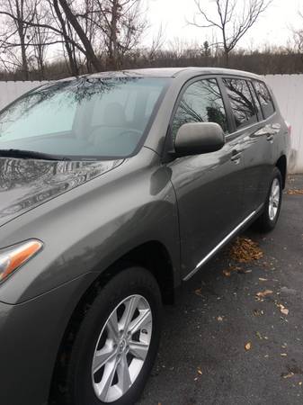 2011 Toyota Highlander SE 4WD WINTERS HERE! 6 Cylinder 3RD Row... for sale in Watertown, NY – photo 2