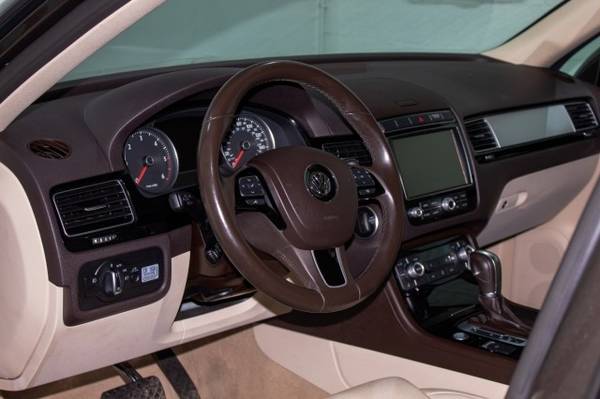 2016 Volkswagen Touareg Sport w/Technology - - by for sale in Tallmadge, PA – photo 18