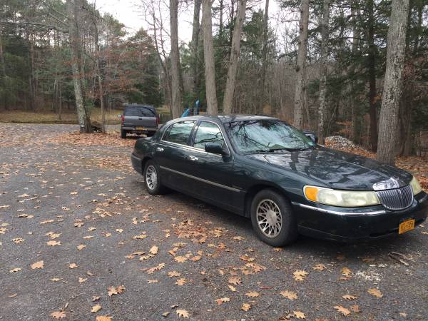 2002 Lincoln towncar - cars & trucks - by owner - vehicle automotive... for sale in Feura Bush, NY – photo 2