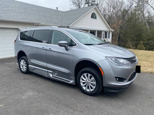 2019 Chrysler Pacifica Wheelchair Van BraunAbility Touring L - cars for sale in Brookfield, NY – photo 3