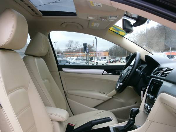 2012 Volkswagen Passat TDI SE-Heated Leather! Nav! Sunroof! - cars & for sale in Silvis, IA – photo 11