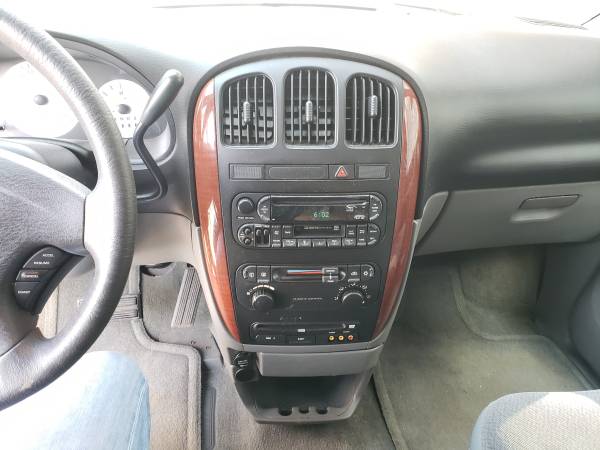 2005 Chrysler Town & Country for sale in Mineola, NY – photo 13